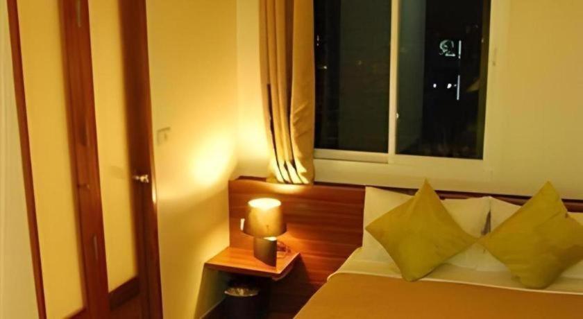 Hotel White House Asoke Sukhumvit 18