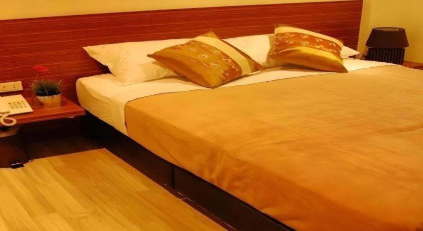 White House Asoke Sukhumvit 18 Bangkok