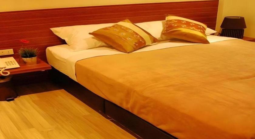 White House Asoke Sukhumvit 18 Bangkok