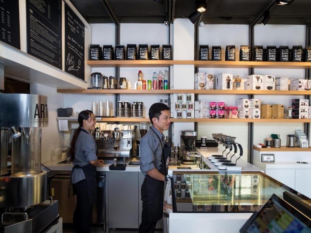 White House Asoke Sukhumvit 18 Bangkok