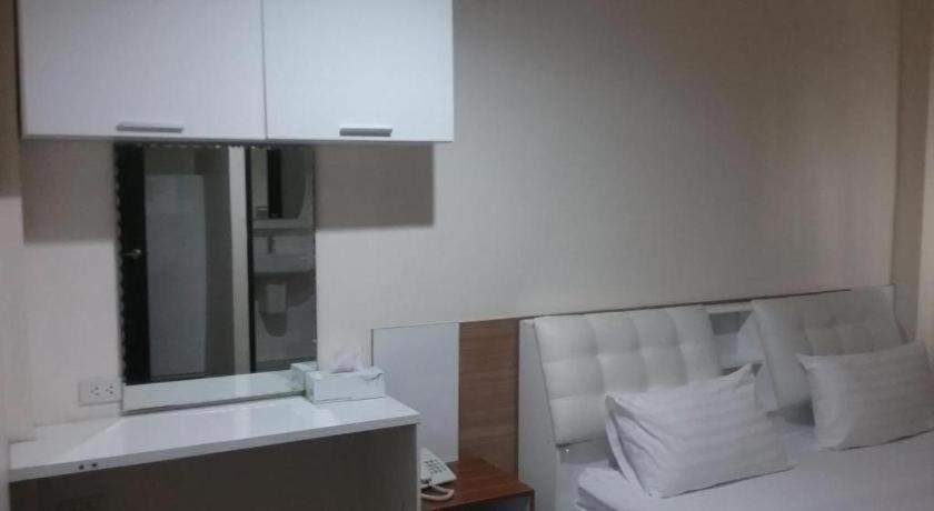White House Asoke Sukhumvit 18 3*
